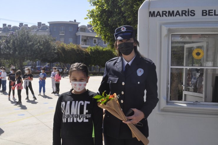 Marmaris’te polis ekipleri öğrencilere kep ve maske dağıttı
