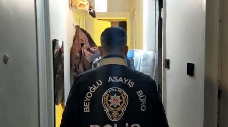 İstanbul’un göbeğinde “bez dolaptaki” uyuşturucu serasına baskın kamerada