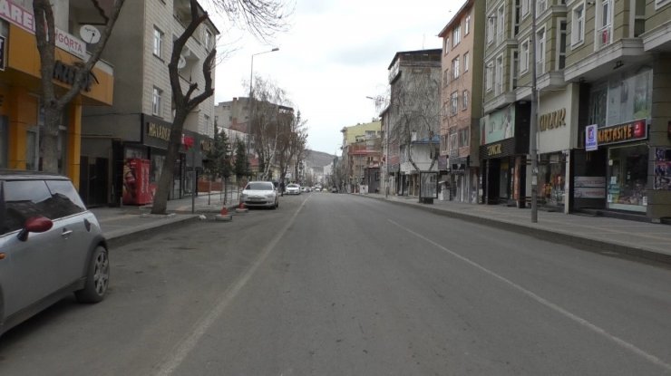 Kars’ta caddeler boş kaldı