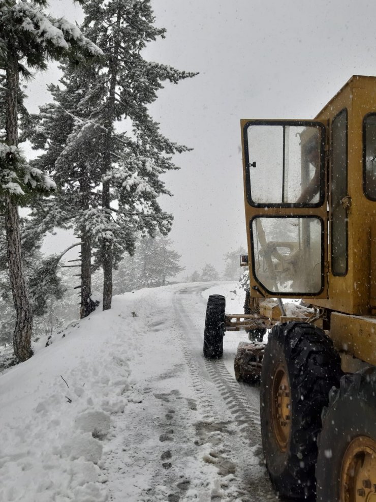 Karla mücadele 125 araç ve 273 personelle sürdürülüyor
