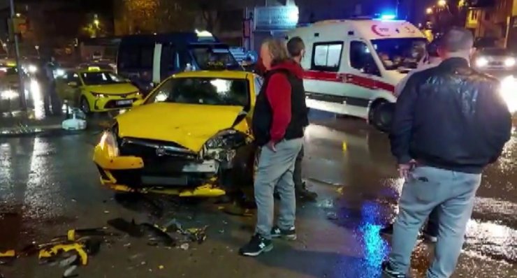 Ümraniye’de minibüs ile ticari taksi çarpıştı: 1 yaralı