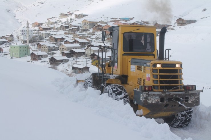 Dünyanın en tehlikeli yollarından bir olan Soğanlı Dağı’nda karla mücadele çalışması