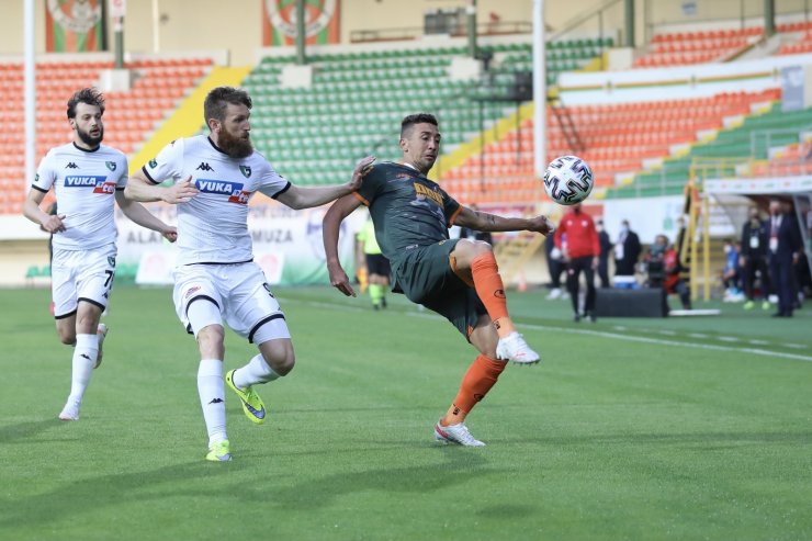 Süper Lig: Aytemiz Alanyaspor: 0 - Denizlispor: 1 (İlk yarı)
