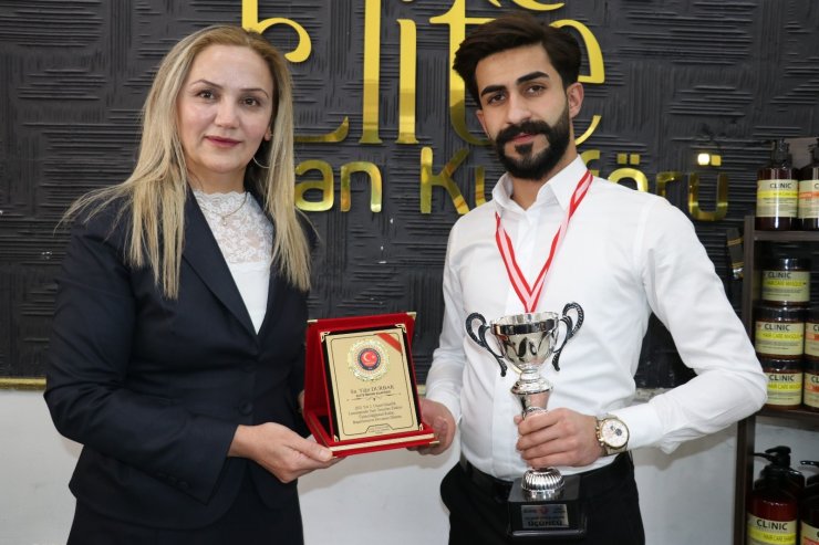 Van’ın ilk kadın muhtarı Tanrıtanır’dan başarılı kuaföre plaket