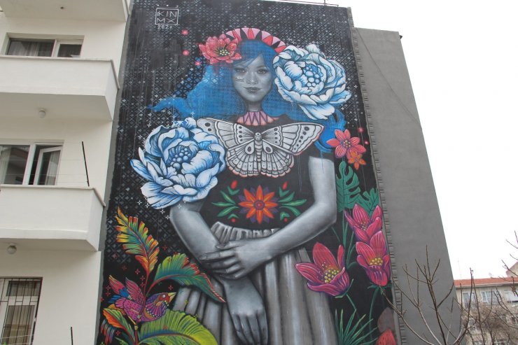Ankara’da bir apartmanın cephesinin tamamına duvar resmi yapıldı: "Çiçekli Kız"