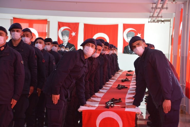 Aliağa’da 79 asker yemin ederek çakı gibi asker oldu