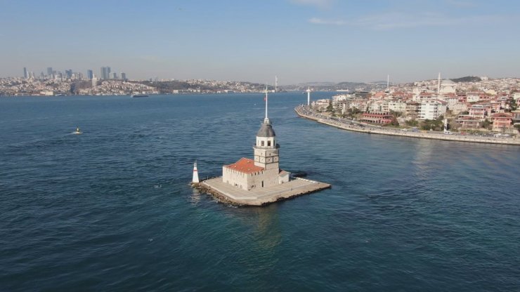 İstanbul Boğazı’nda denizanası istilası sualtından görüntülendi