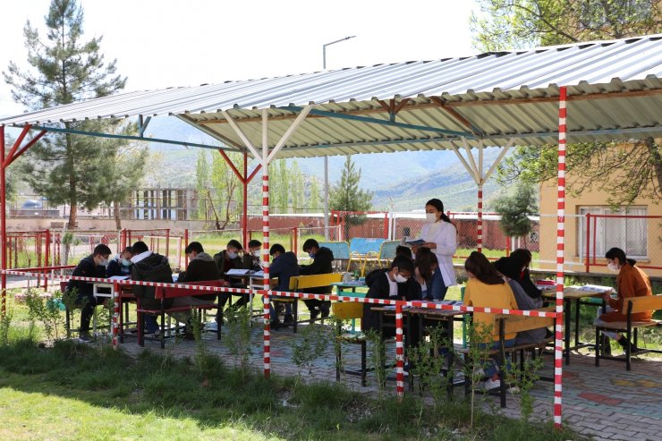 Hababam sınıfı gerçek oldu, derslerini okul bahçesinde açık hava sınıfında işliyorlar