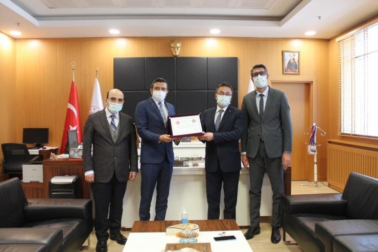 Başsavcı Dönmez’den savcılara plaket