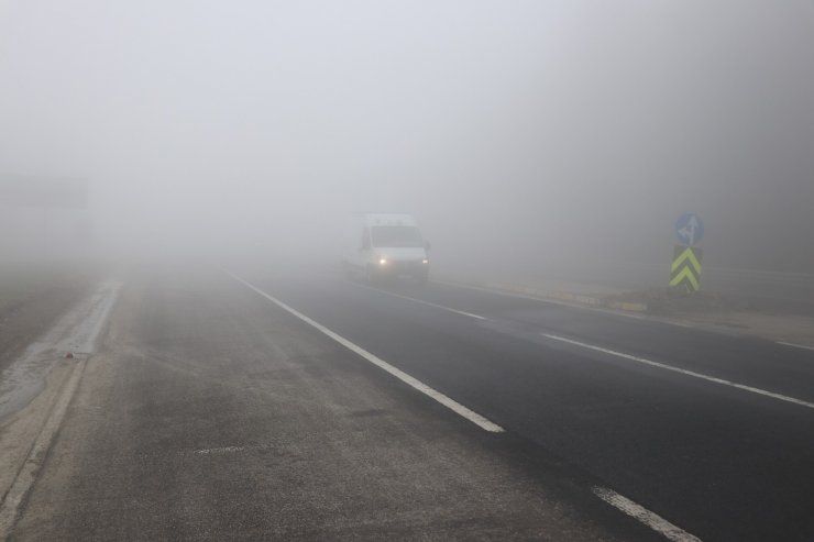 Bolu Dağı’nda sis, görüş mesafesini 10 metreye düşürdü