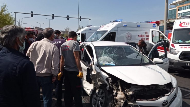 Diyarbakır’da otomobil, dönüşü yasak olan yola girdi: 5’i ağır 7 yaralı