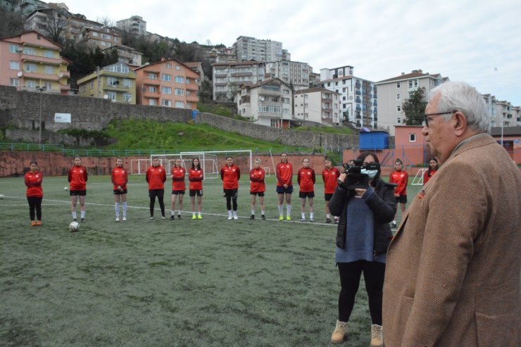 Posbıyık’tan kadın futbol takımına destek