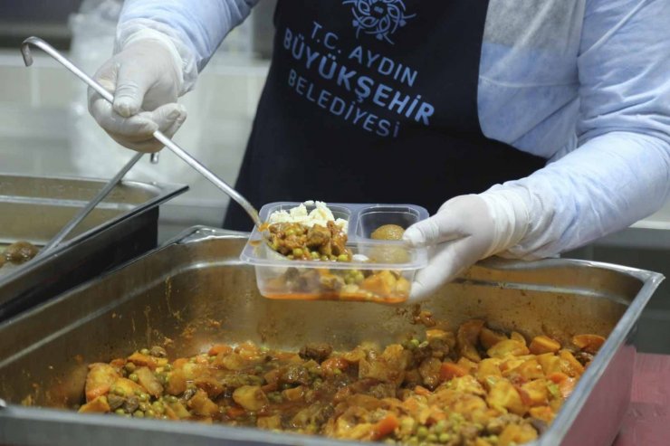 Aydın Büyükşehir Belediyesi, her gün 25 bin vatandaşa sıcak yemek ulaştırıyor