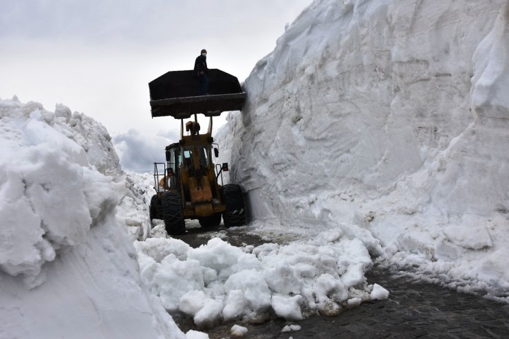 Bahar ayında Bitlis’te 10 metrelik karla mücadele çalışmaları