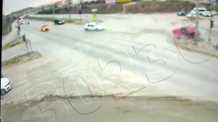 Kırıkkale’de iki otomobilin çarpıştığı kaza anı güvenlik kamerasında