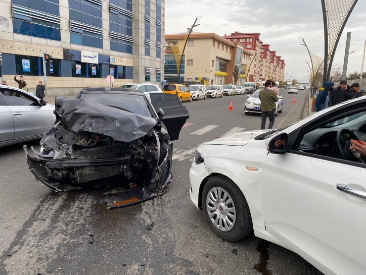 Bingöl’de 3 araç kazaya karıştı, 1 kişi yaralandı