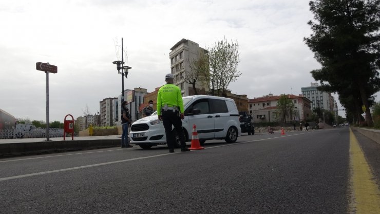 Diyarbakır’da kısıtlamada polis denetimi devam ediyor