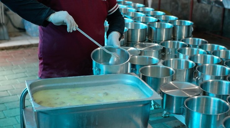 Nazilli Belediyesi 500 kişiye iftar yemeği dağıtıyor