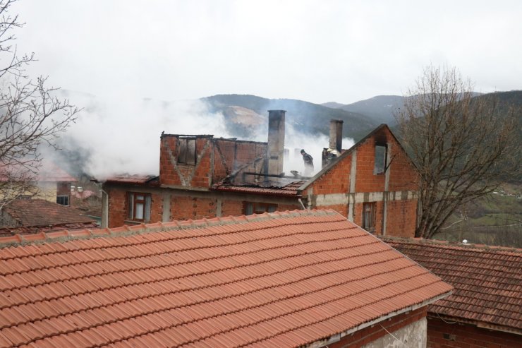 Bolu’da 2 katlı apartmanın çatısı yandı