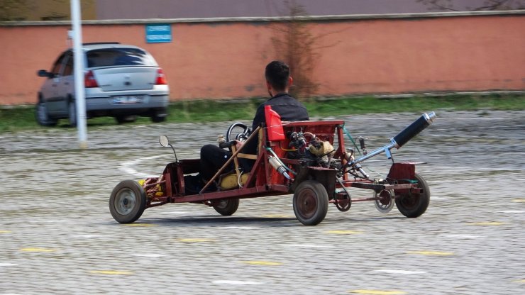 Lise öğrencisi hurdadan topladığı malzemelerle araba yaptı