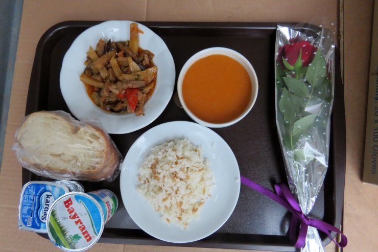 Torul’da sıcak iftar yemeği vatandaşların evlerine kadar götürülüyor