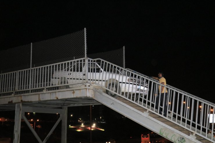 Adana’da bir garip olay! Yaya köprüsünden geçmeye çalışan otomobil korkuluklara sıkıştı