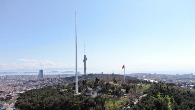 Çamlıca Tepesi’ne dikilen Türkiye’nin en uzun bayrak direği havadan görüntülendi