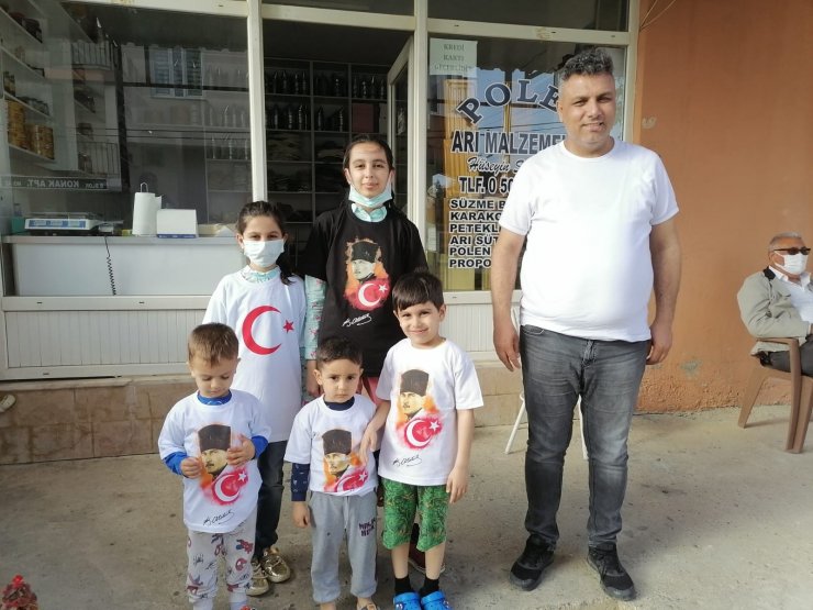 Kozan’da çocuklara tişört dağıtıldı