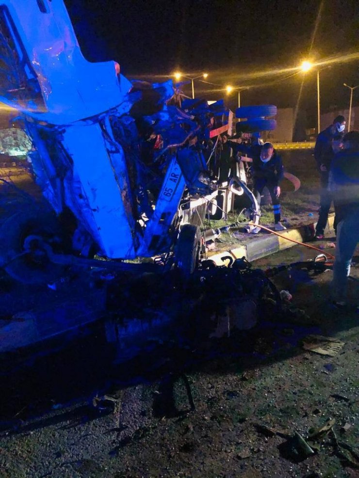 Tatvan’da 2 kamyon çarpıştı: 1 ölü, 2 yaralı