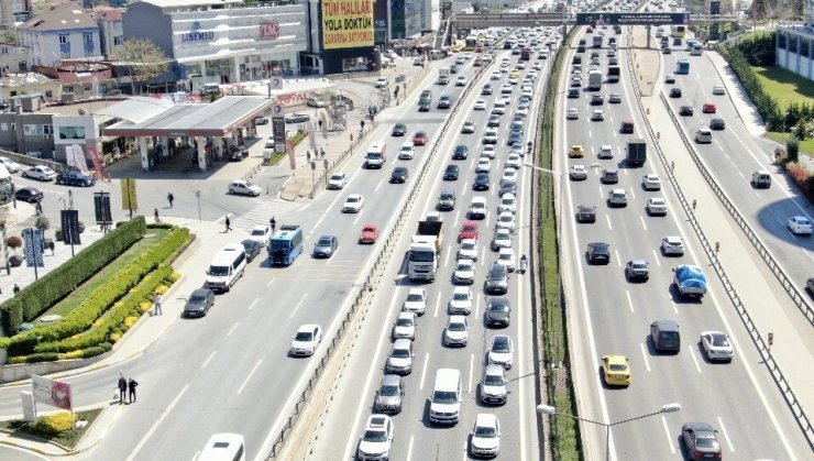 (Drone) İstanbul’da 23 Nisan kısıtlaması öncesi trafik erken başladı