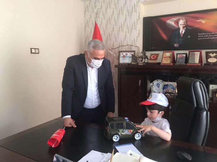 Başkan İkidağ, koltuğunu otizmli Mahmut’a teslim etti