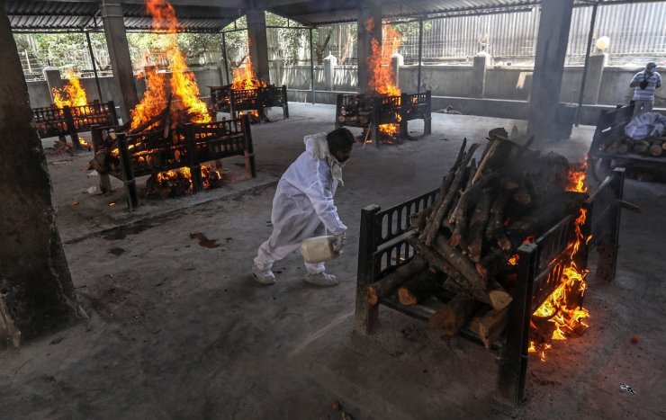 Hindistan’da koronadan ölenler toplu olarak yakıldı