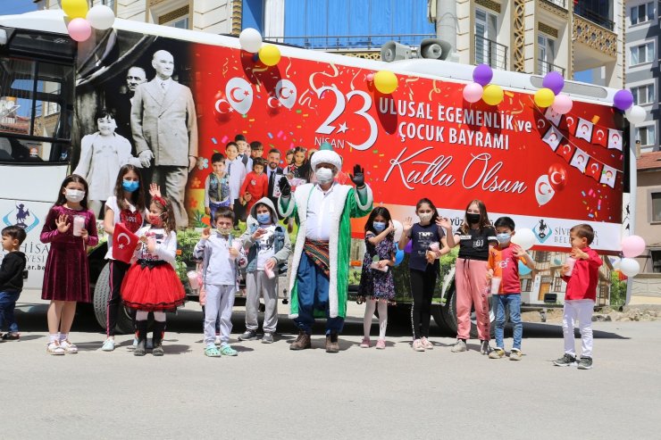 Sivrihisar Belediyesi bayram otobüsüyle çocuklara hediye dağıttı