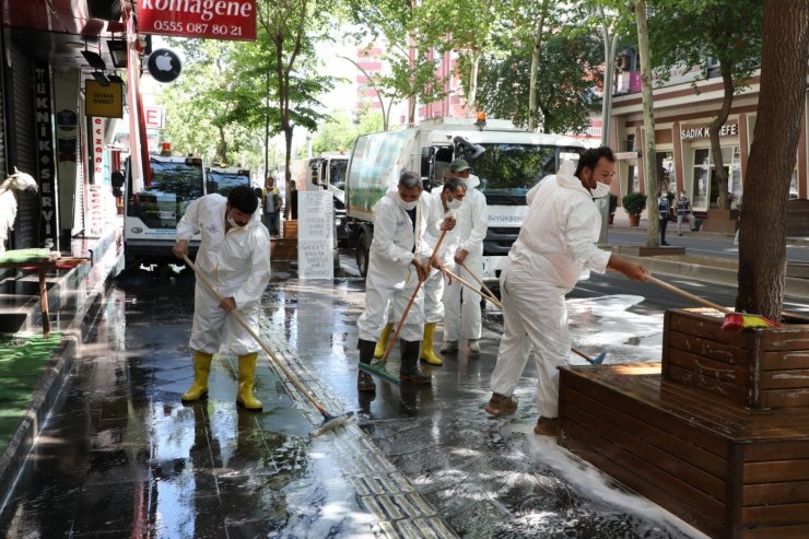 Yenişehir’de cadde ve sokaklar yıkanıyor