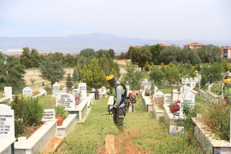 Büyükşehir mezarlıklarda bakım ve temizlik yapıyor