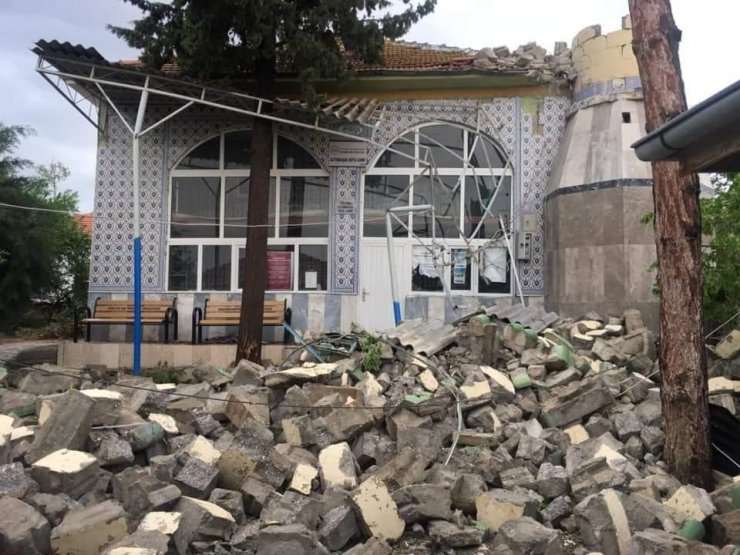 Ankara’da fırtına caminin minaresini yıktı