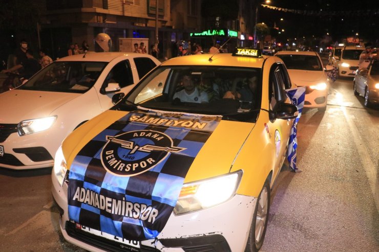 Adana Demirsporlu taraftalar şampiyonluğu araçlarıyla konvoy yaparak kutluyor