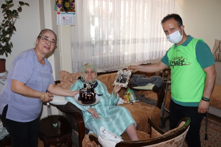 106 yaşındaki Şaziment teyzeye Anneler Günü sürprizi