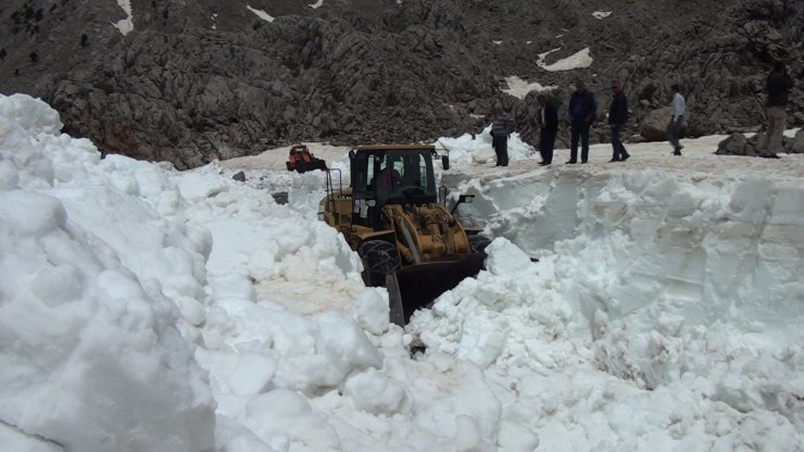 Antalya’da Mayıs ayında boyu 2,5 metreli bulan karla mücadele