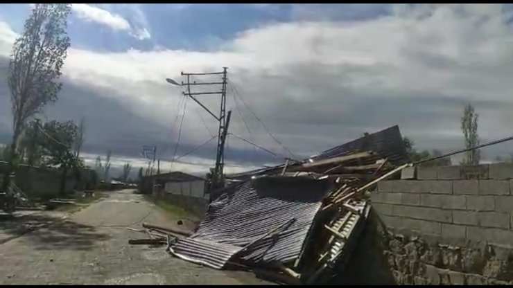 Iğdır’da fırtına evlerin çatılarını uçurdu