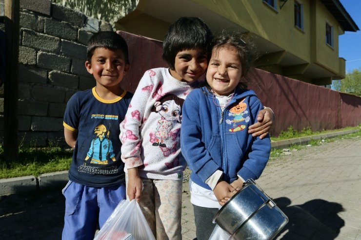 Çocukların bayram şekeri Kızılay’dan