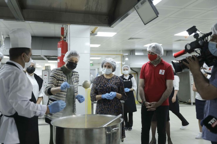 DEÜ, İzmir Valiği ile 500 aileye iftar menüsü hazırladı