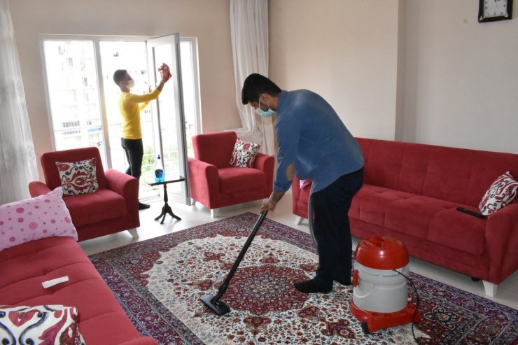 Mardin’de ihtiyaç sahibi yaşlı vatandaşların evlerinde bayram temizliği