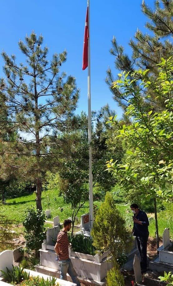 Şehit mezarlarının bayrakları değiştirildi