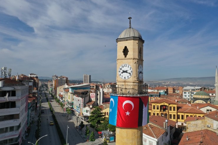 Tarihi Saat Kulesi’ne Doğu Türkistan ve Filistin bayrağı asıldı