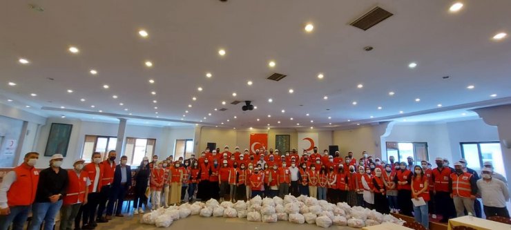 Kızılay 300 gönüllü ile 40 bin haneye şeker dağıttı