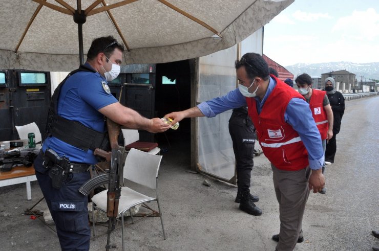 Kızılay’dan polis ekipleri ve sağlık çalışanlarına bayram ziyareti