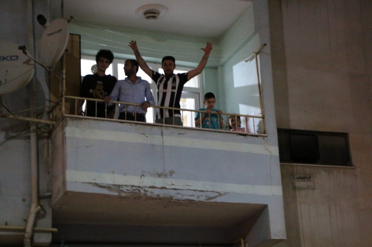 Elazığ’da şampiyonluk kutlamaları balkonlardan yapıldı