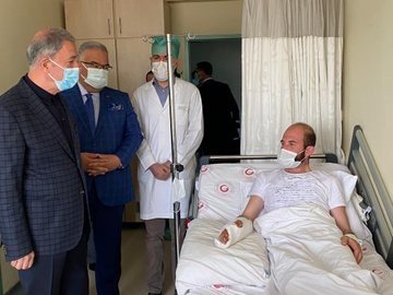 Bakan Akar, Irak’ın kuzeyinde yaralanan Mehmetçiği ziyaret etti