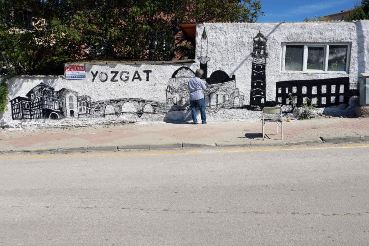 Yozgat’ın tarihini ve kültürünü duvarlara resmediyor